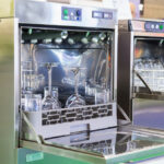 Wyparzarka gastronomiczna – dlaczego to obowiązkowe wyposażenie każdej kuchni profesjonalnej?